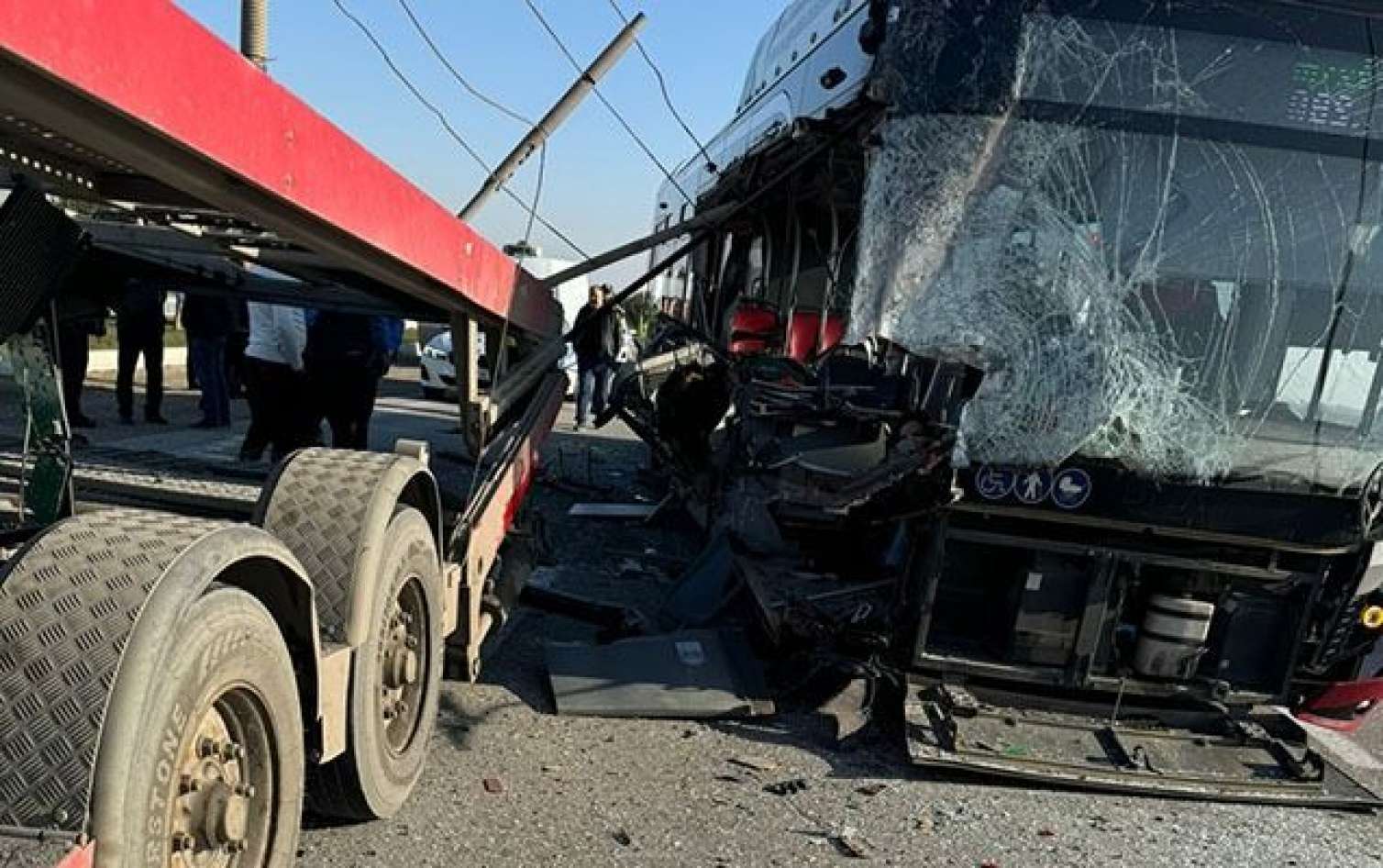 Bakıda avtobus TIR-la  toqquşdu - Ölən və yaralananlar var / FOTO - YENİLƏNDİ 