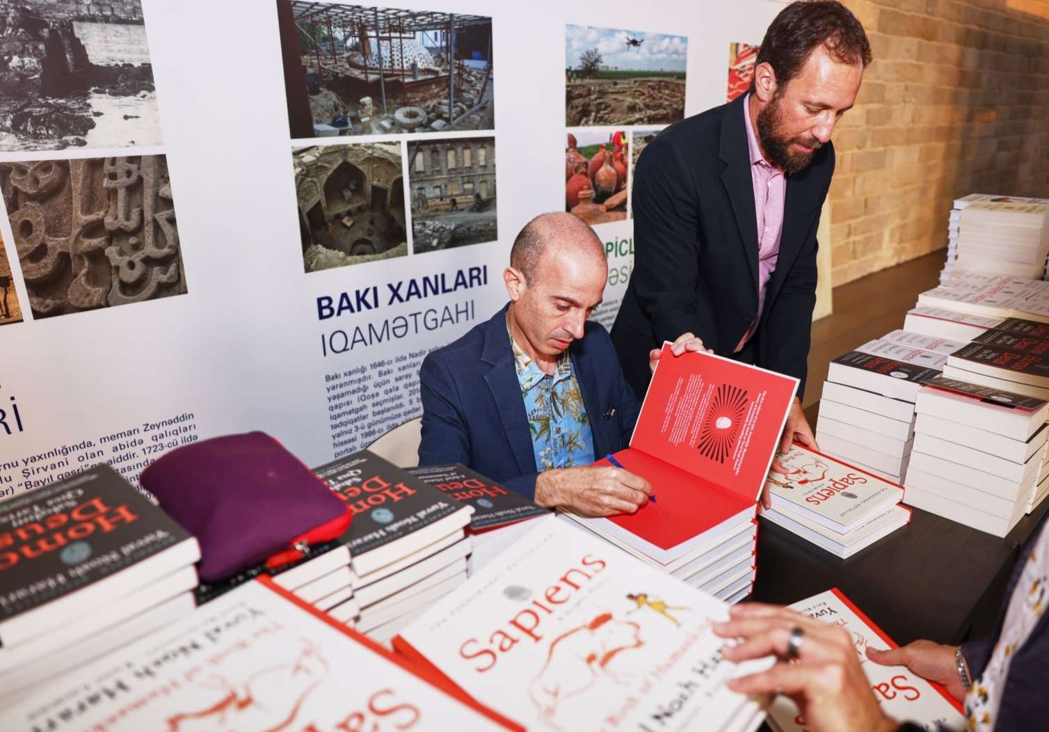 Dünyaca məşhur yazıçı Harari Bakıda -  Görüşdən FOTOLAR 