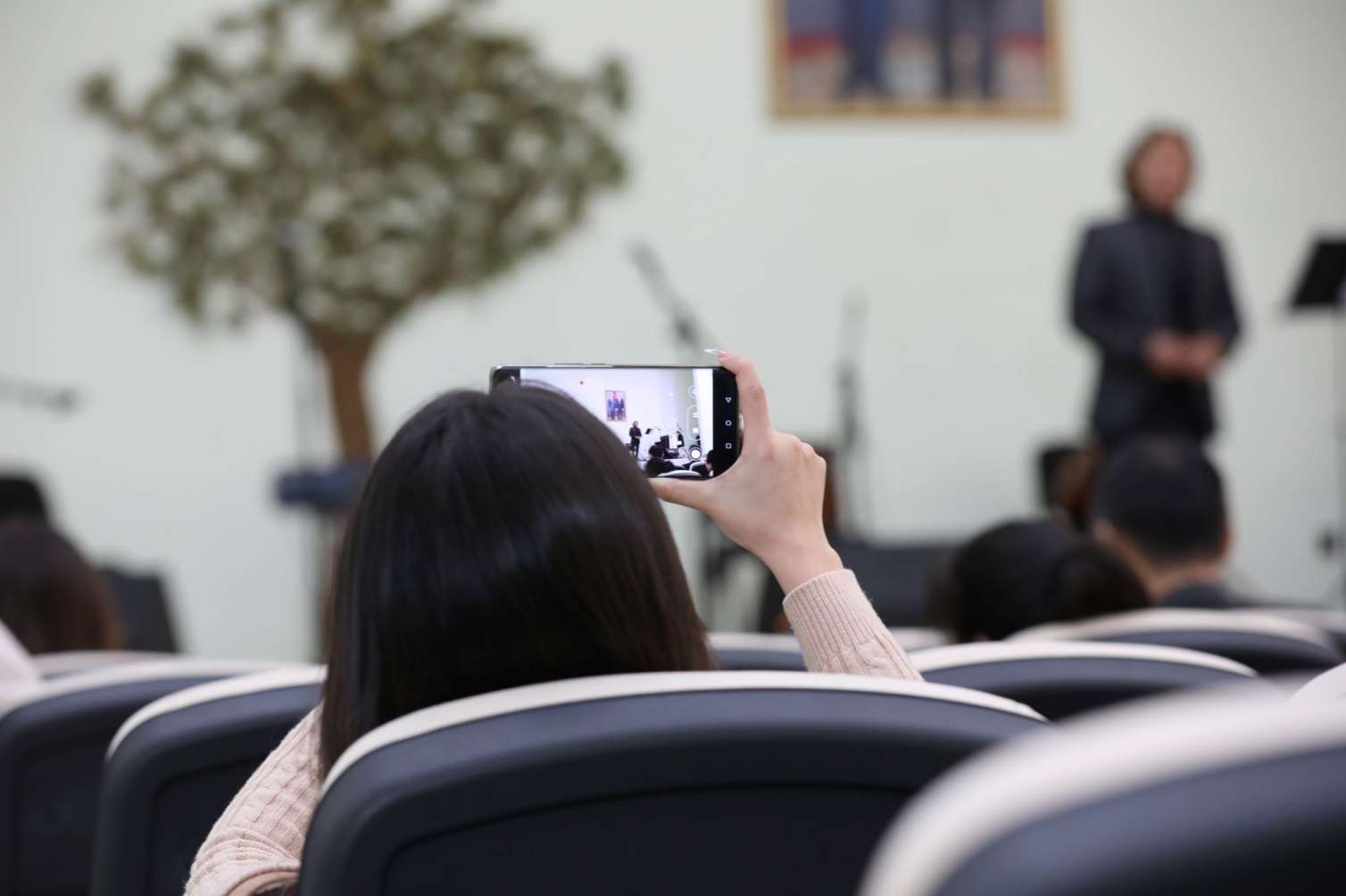 Yaponiyalı müğənni məcburi köçkünlər üçün konsert verdi -  FOTO-VİDEO