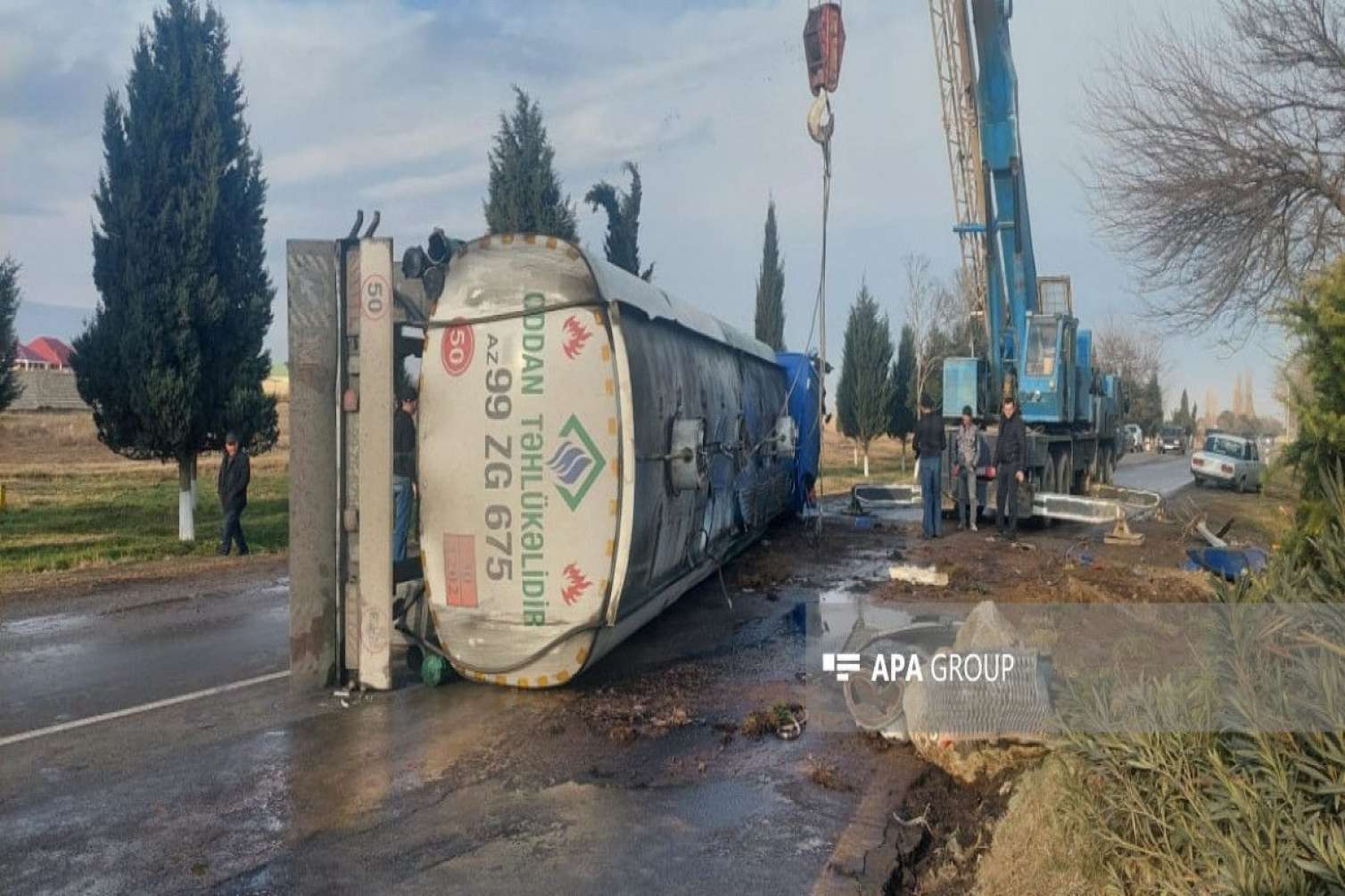 Samuxda yanacaq daşıyan maşın aşdı, 40 ton benzin yola dağıldı - FOTO 