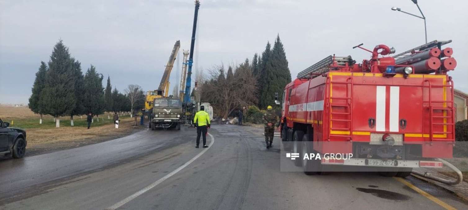 Samuxda yanacaq daşıyan maşın aşdı, 40 ton benzin yola dağıldı - FOTO 