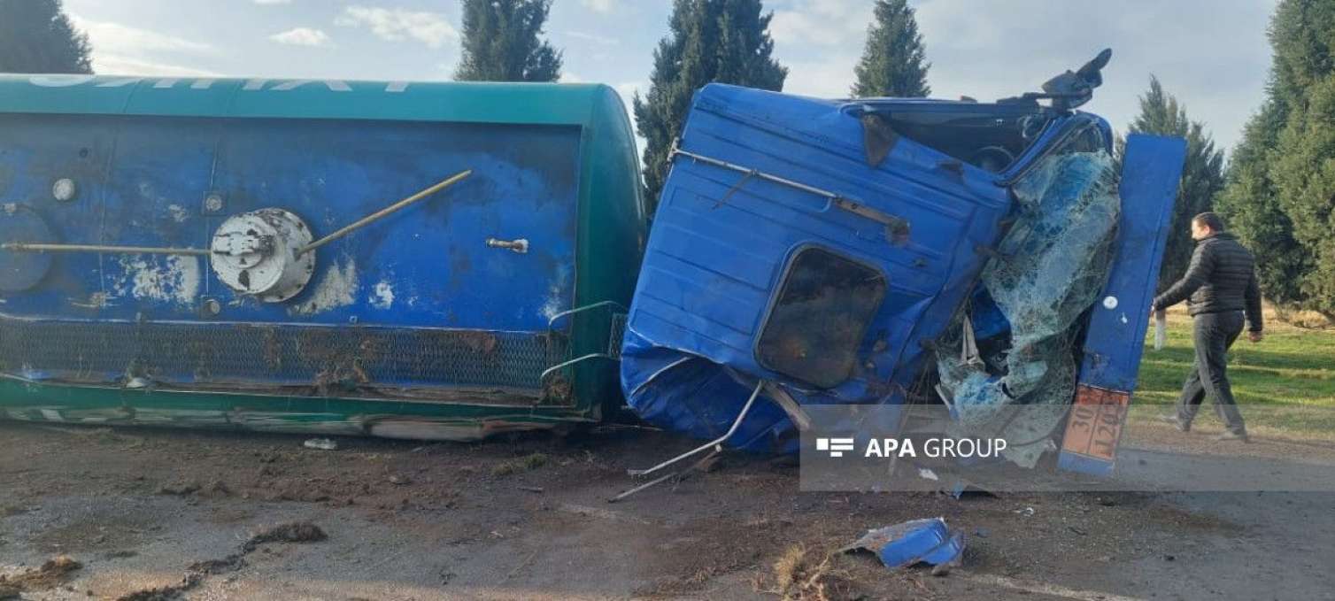 Samuxda yanacaq daşıyan maşın aşdı, 40 ton benzin yola dağıldı - FOTO 