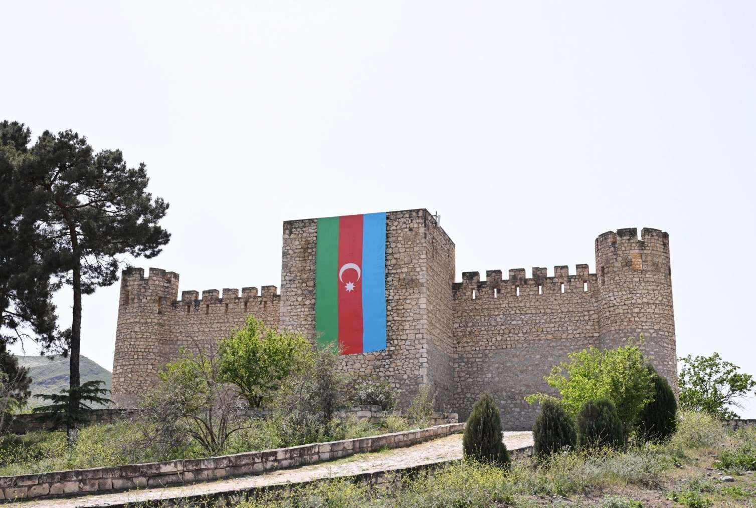 İlham Əliyev və Sadır Japarov Ağdamda Şahbulaq qalasında -  FOTO