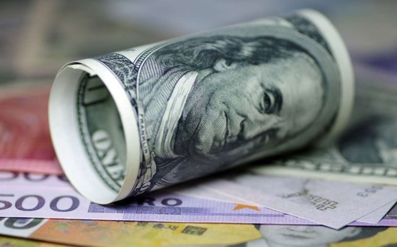 Dollar son iki ildə ən yüksək səviyyəyə qalxdı 