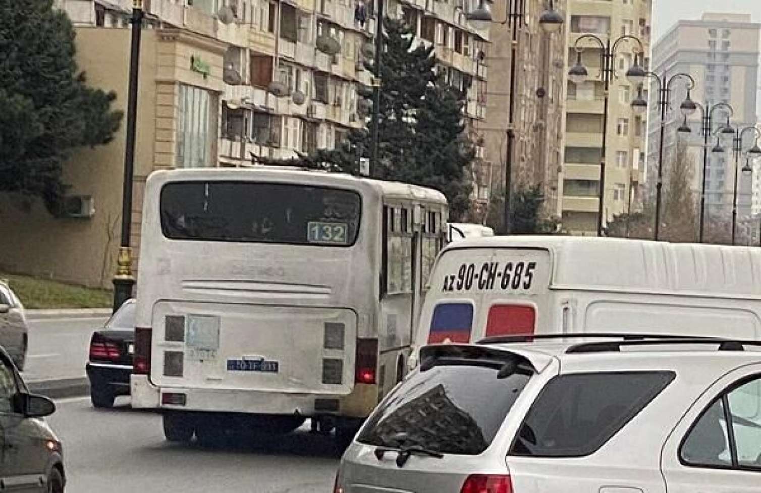 Avtobus sürücüsü qapını açmadı, əlil sərnişini vurdu 