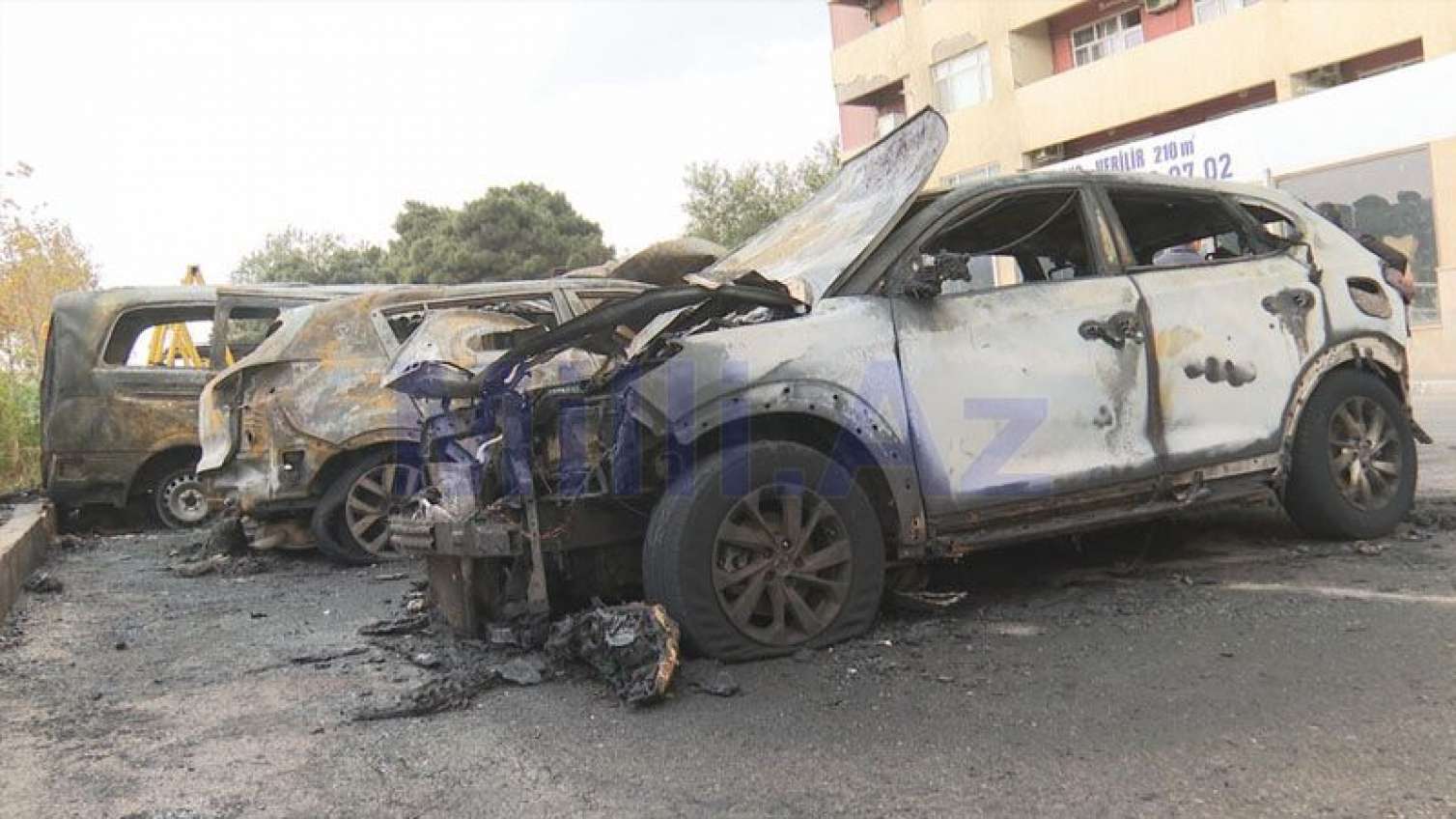 Bakıda bahalı avtomobillər yandı - FOTO/YENİLƏNİB 