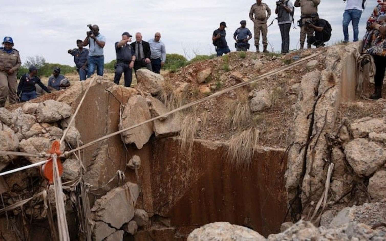 Mədən işçiləri aclıqdan həmkarlarını yeməyə başlayıblar 