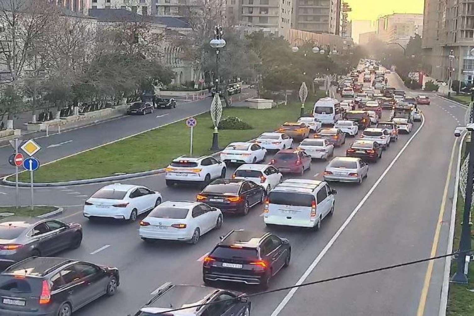 Bakıda hazırda sıxlıq müşahidə olunan yollar açıqlanıb - SİYAHI 