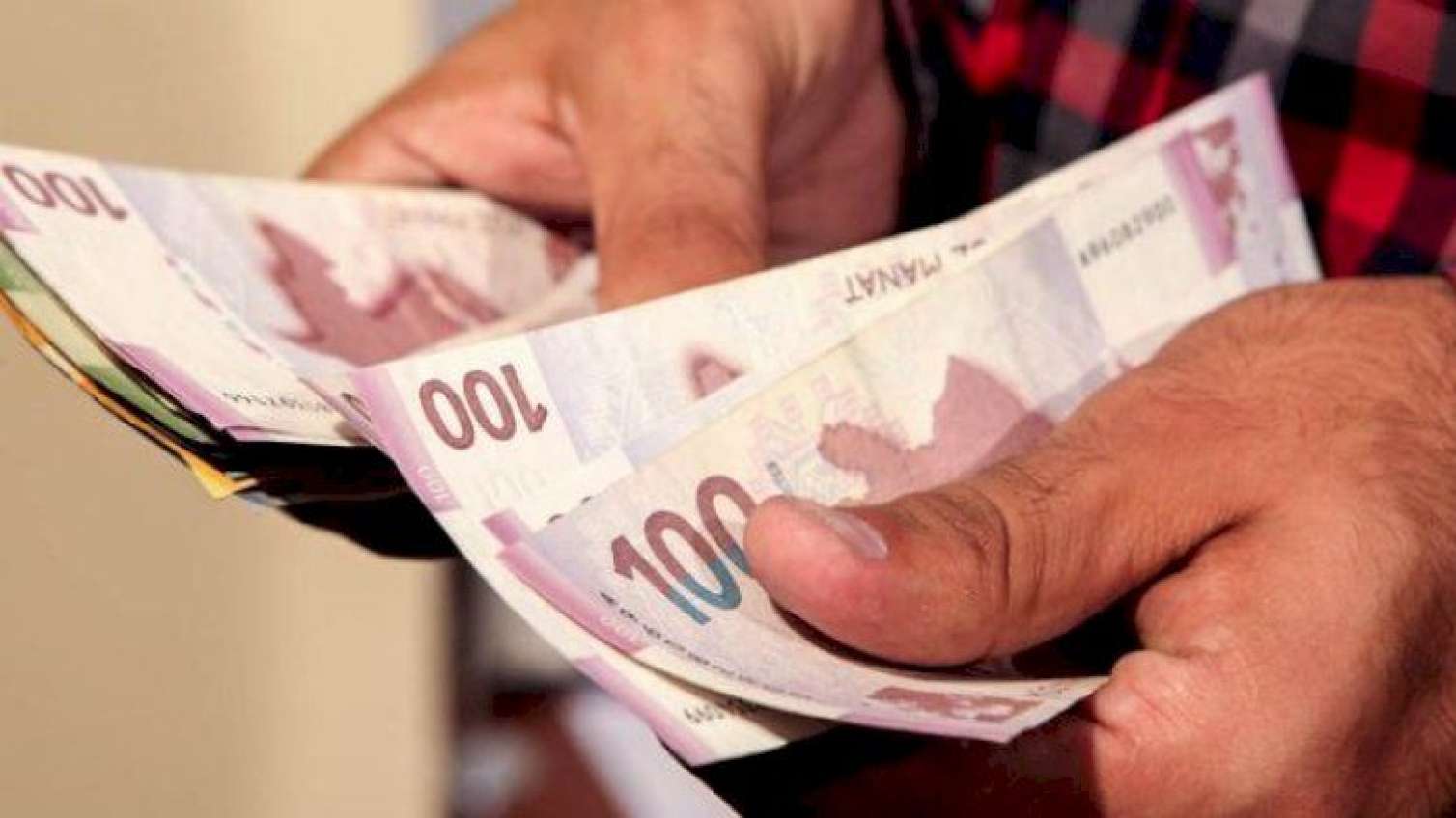 Bu gündən minimum aylıq əməkhaqqı 400 manat oldu 