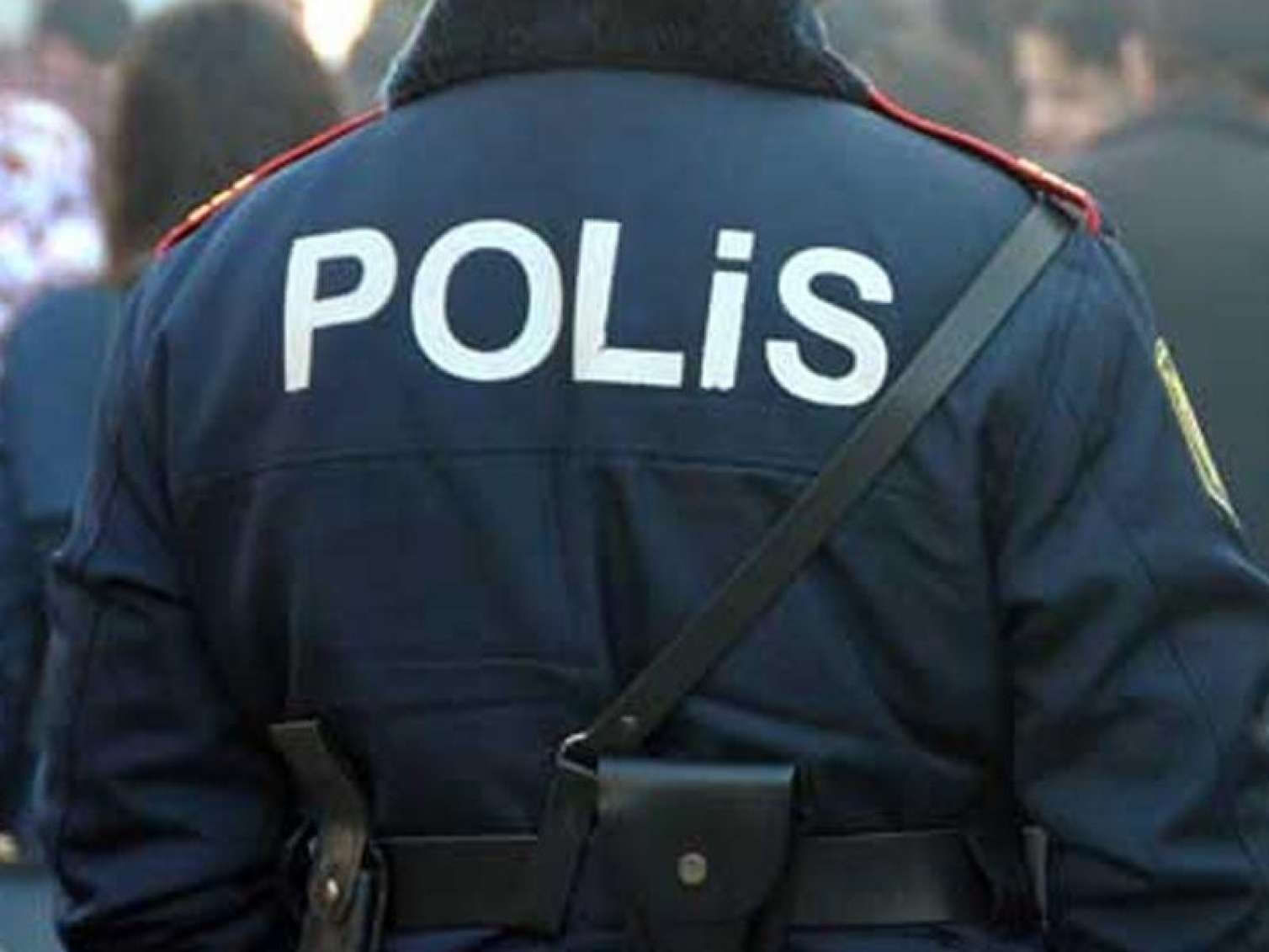 Polis axtarışda olan 2 nəfəri taparaq təhvil verdi 