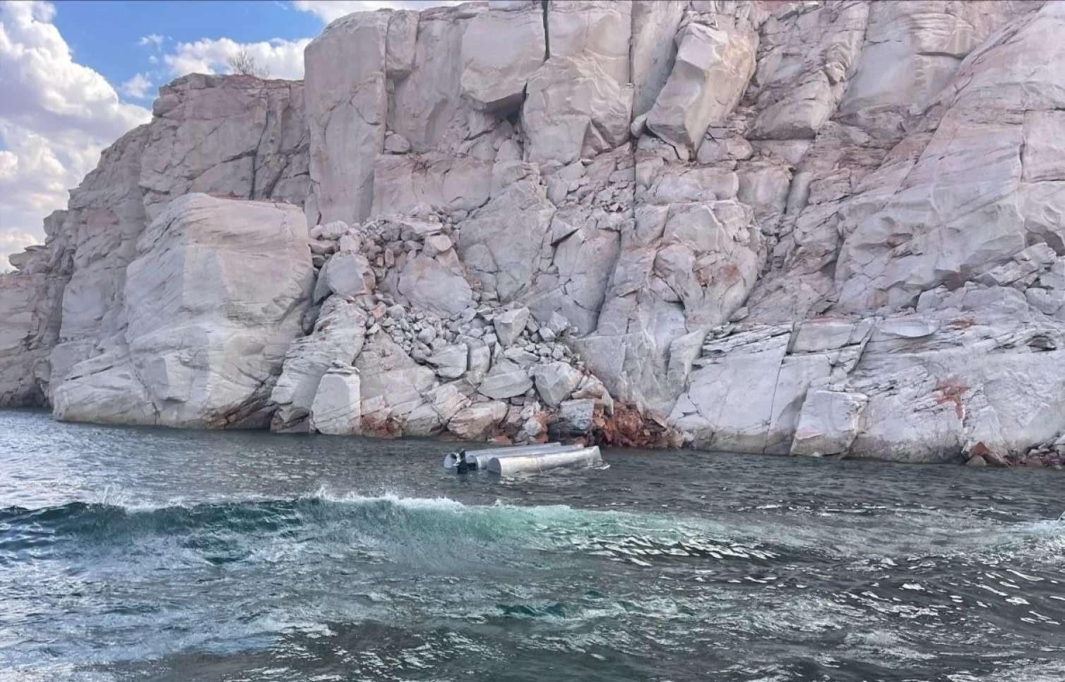 Cənubi Koreyada qayıq qayalara çırpıldı, 3 nəfər öldü 