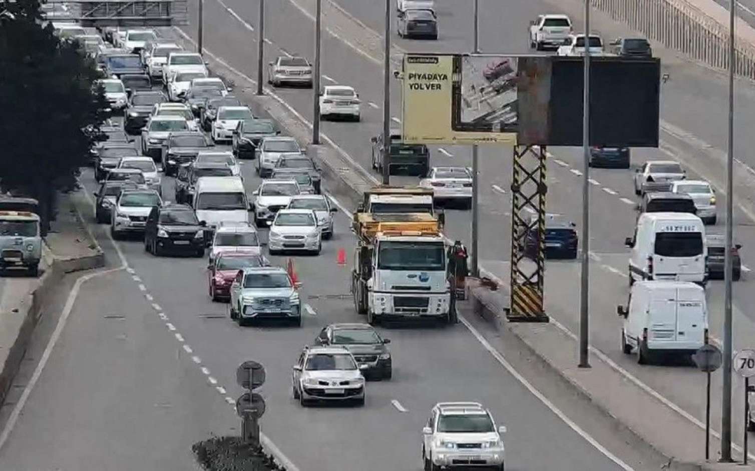 "Koroğlu” metrostansiyası istiqamətində nəqliyyatın sıxlığı YARANDI 