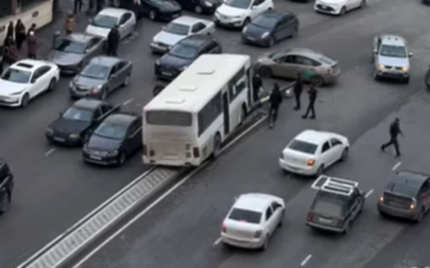 Bakıda avtobus qəza törətdi - VİDEO 