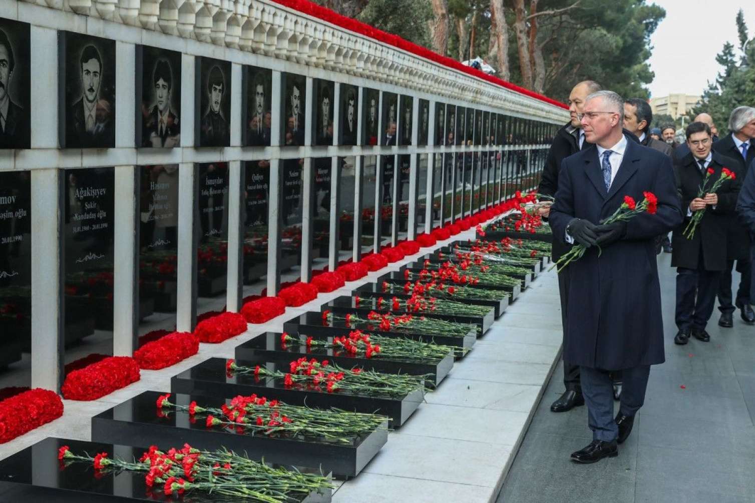 Böyük Britaniyanın Azərbaycandakı səfiri Şəhidlər Xiyabanını ziyarət edib - FOTO 