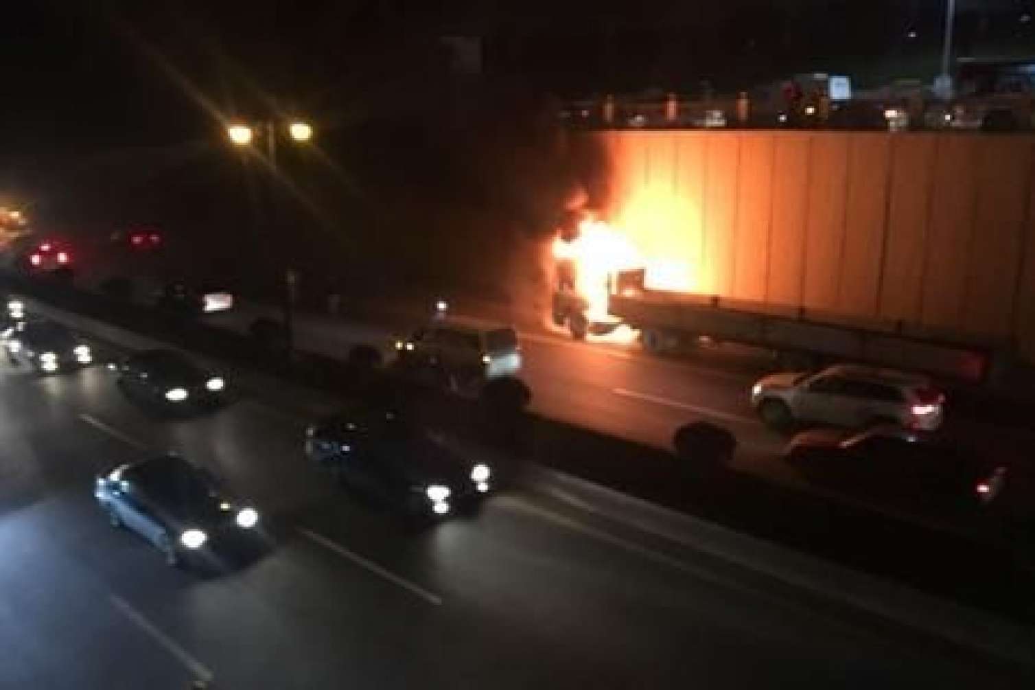 Hacıqabulda yük maşını yandı, 14 ton məhsul məhv oldu - VİDEO 