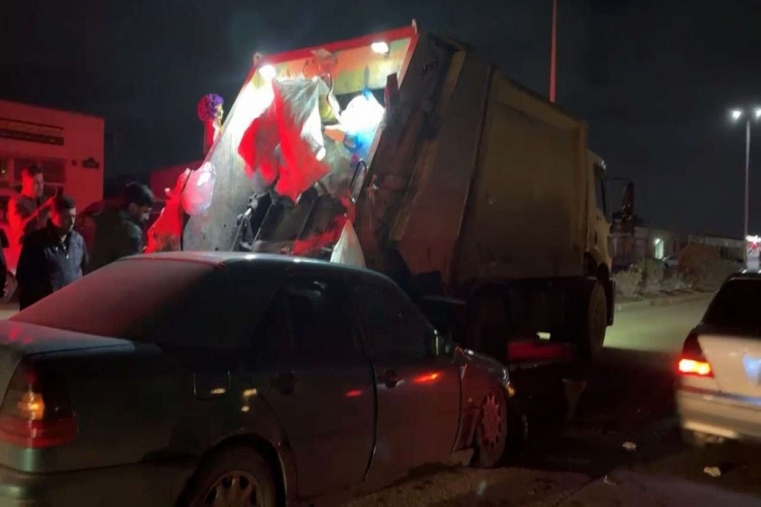 Sumqayıtda "Mercedes" zibil maşını ilə toqquşdu - Xəsarət alan var  