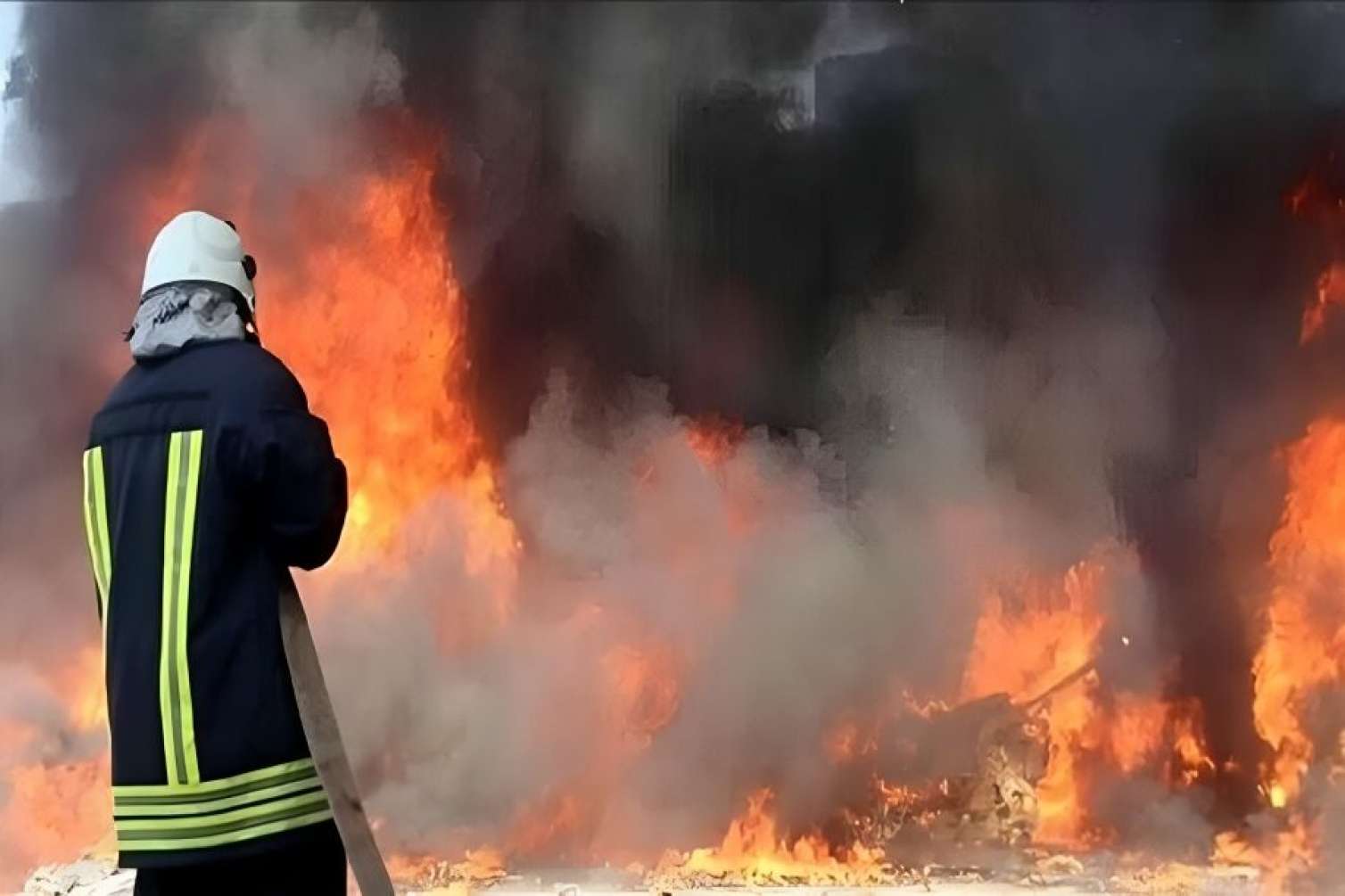 İranda böyük neft anbarında YANĞIN 