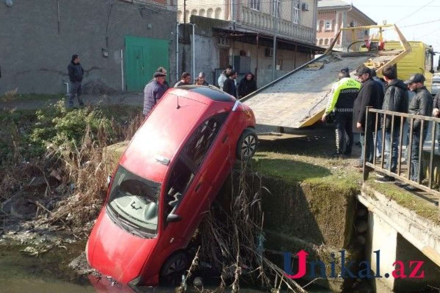 Dayanan avtomobil anidən sürüşərək kanala aşdı 