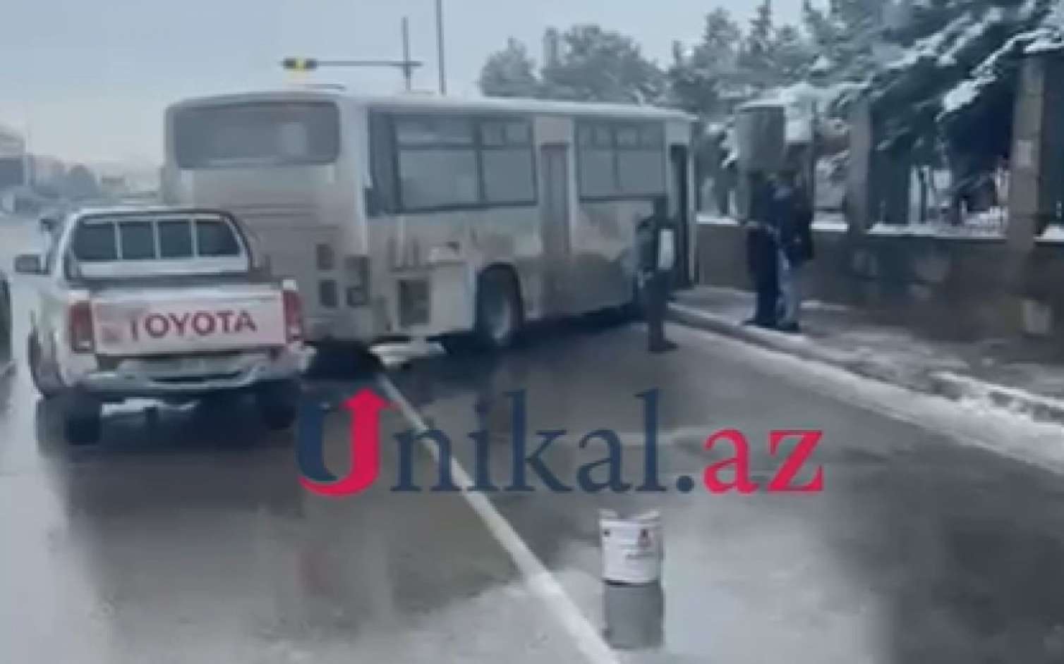 Bakıda avtobus qəzaya düşdü  