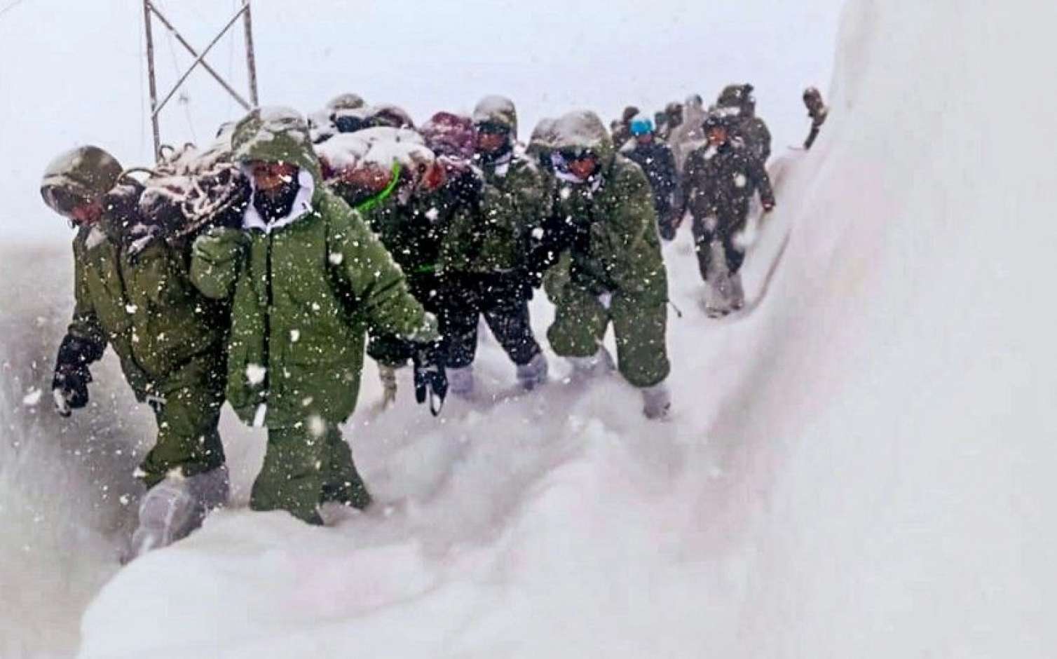 Hindistanın şimalında 57 nəfər qar uçqununa düşüb 