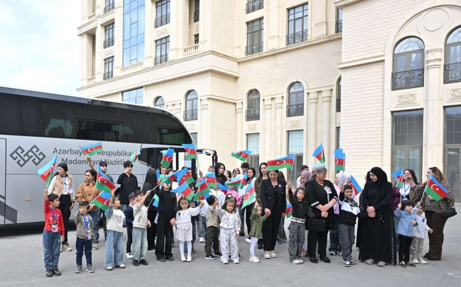 Şəhidin 9 yaşlı övladı Leyla Əliyevaya: "Sizin də atanız bir qəhrəmandır! İstəyirik ki, bu mahnını bir yerdə ifa edək!" - VİDEO 