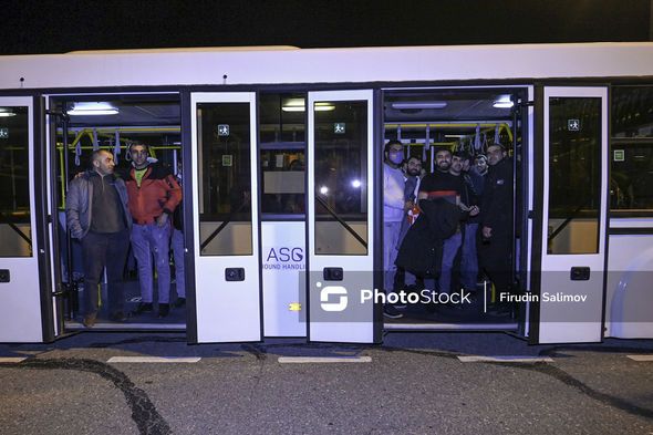 Ukraynadan təxliyə edilən soydaşlarımız Bakıda -  FOTOLAR