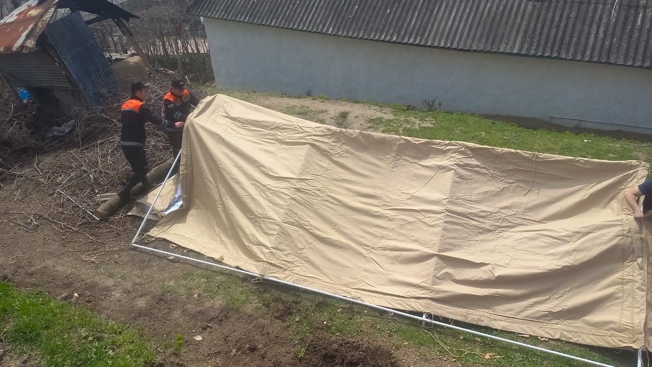 Yardımlıda evi qəzalı vəziyyətə düşən qadın çadırla təmin edildi -  VİDEO