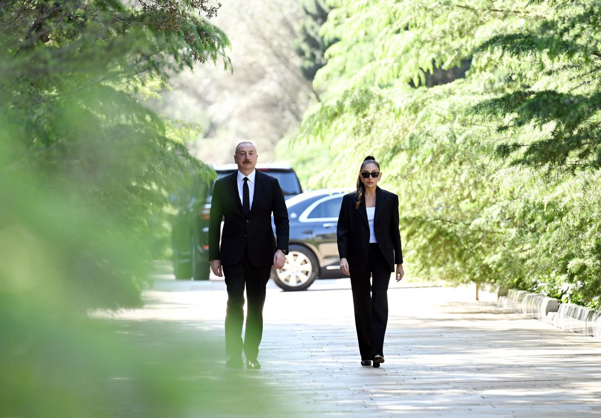 Президент и первая леди посетили могилу Гейдара Алиева – ФОТО 