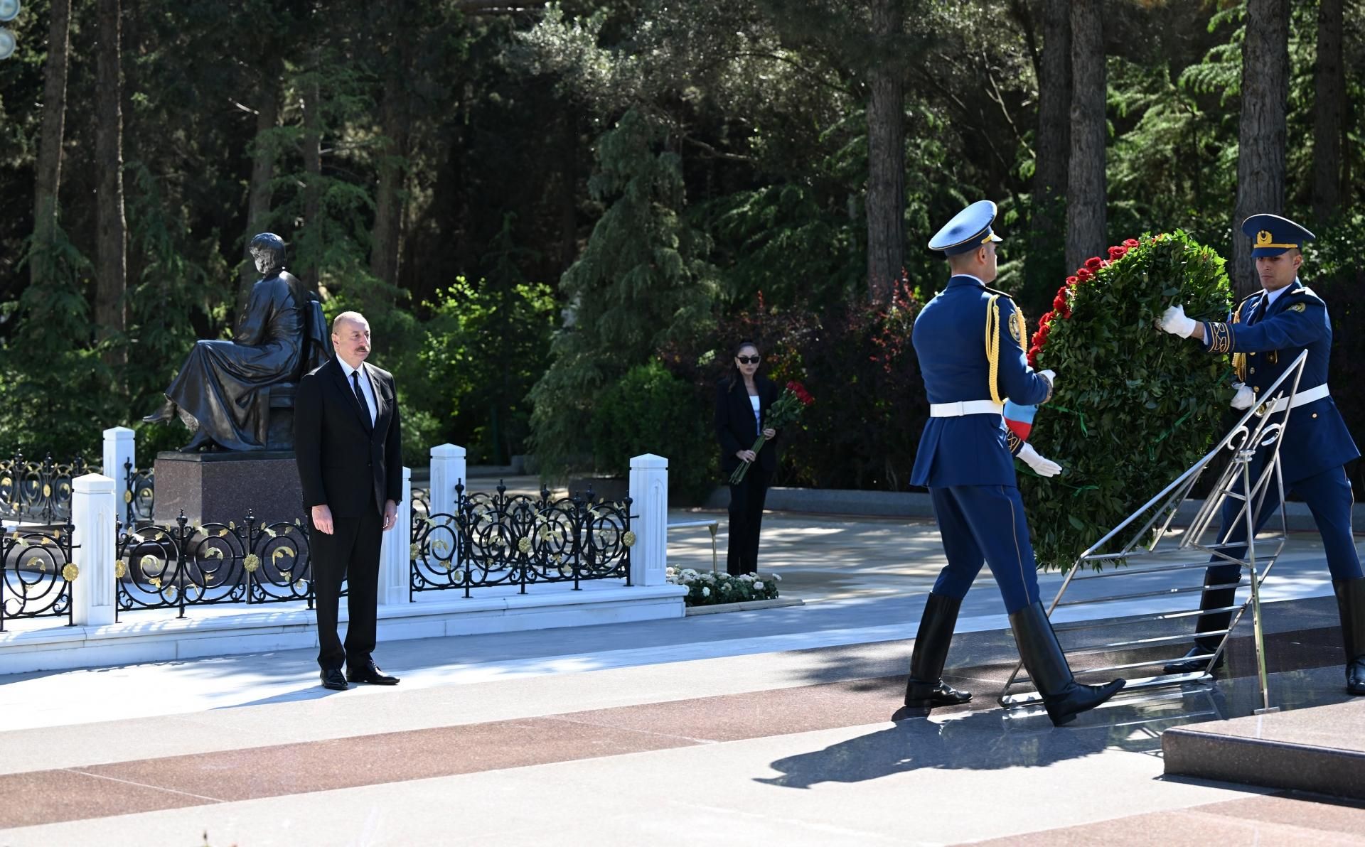 Президент и первая леди посетили могилу Гейдара Алиева – ФОТО 