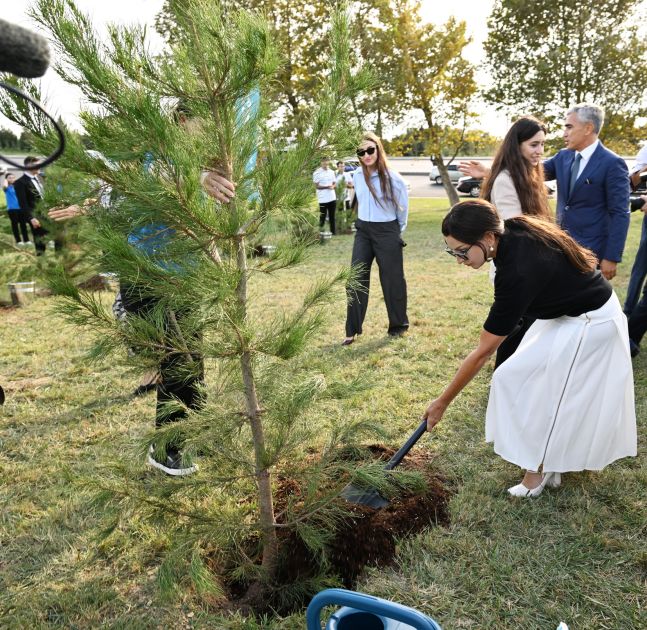 Mehriban Əliyeva ailə üzvləri ilə “Gənclik” parkında - FOTO 