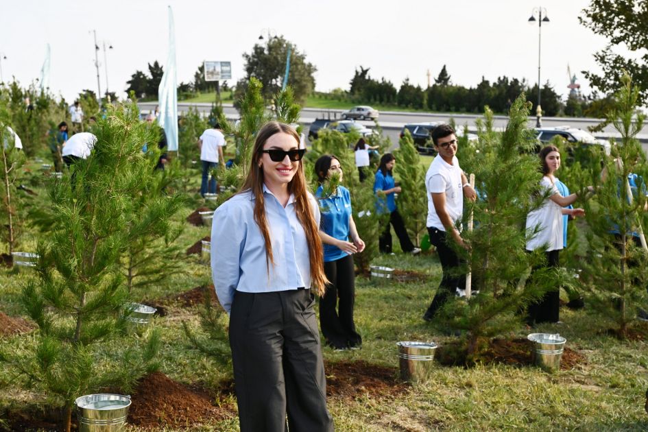 Mehriban Əliyeva ailə üzvləri ilə “Gənclik” parkında - FOTO 