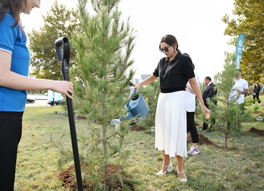 Mehriban Əliyeva ailə üzvləri ilə “Gənclik” parkında - FOTO 