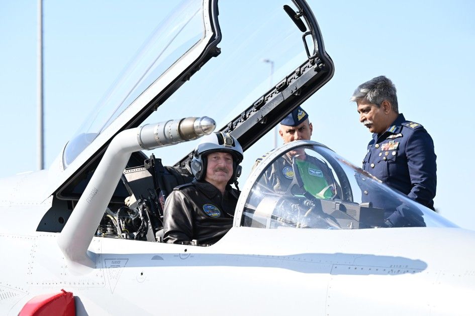 Prezident JF-17C təyyarəsində - FOTO 