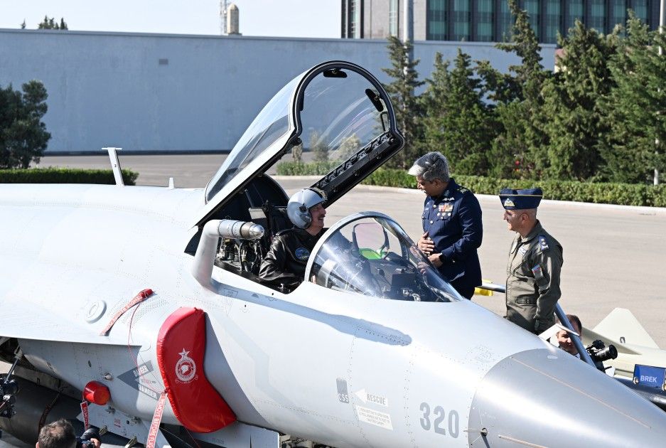 Prezident JF-17C təyyarəsində - FOTO 