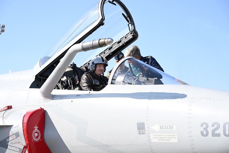 Prezident JF-17C təyyarəsində - FOTO 