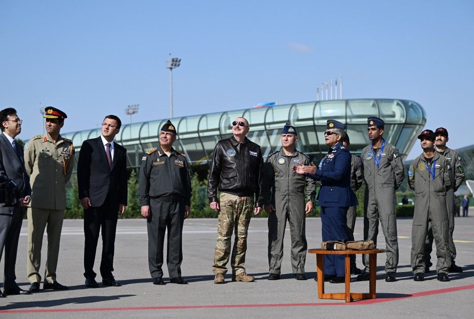 İlham Əliyev JF-17C təyyarəsinin uçuşunu izlədi - FOTO 