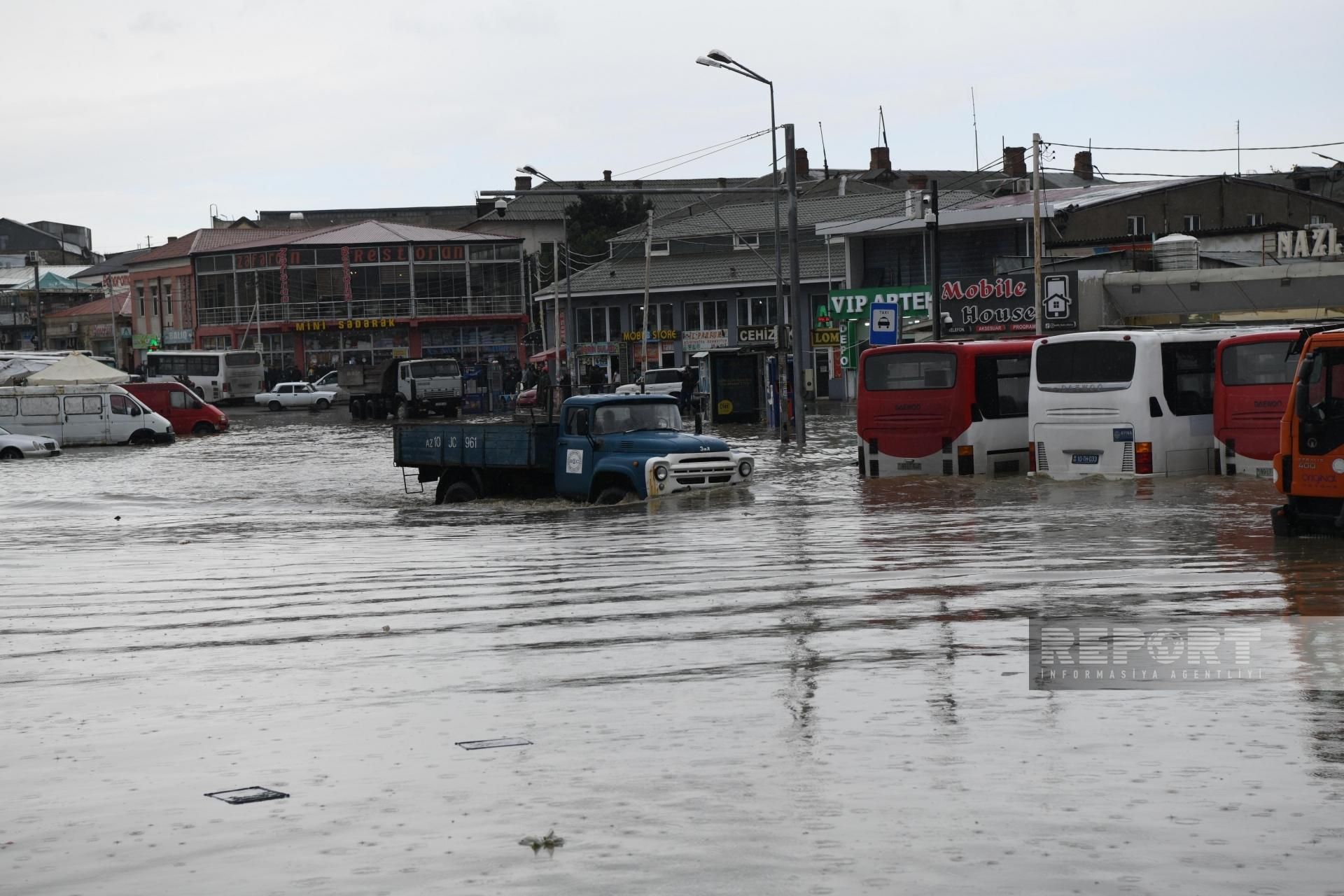 Yağışa dözməyən Bakı: Fəsadlar niyə çox oldu? - FOTO/VİDEO 