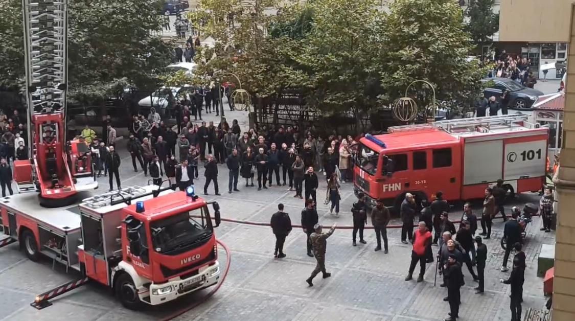 Bakıda uşaq bağçasının yerləşdiyi binada yanğın - VİDEO/YENİLƏNDİ 