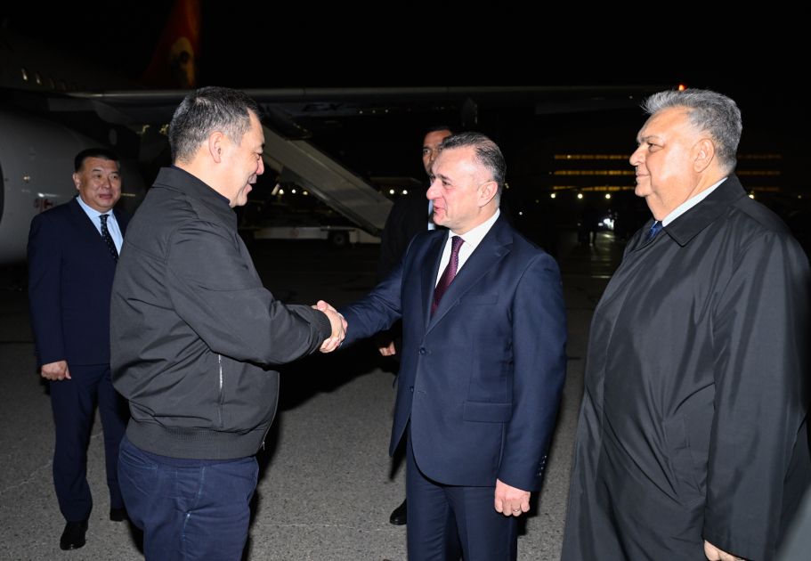 Sadır Japarov xanımı ilə Bakıda - FOTO 