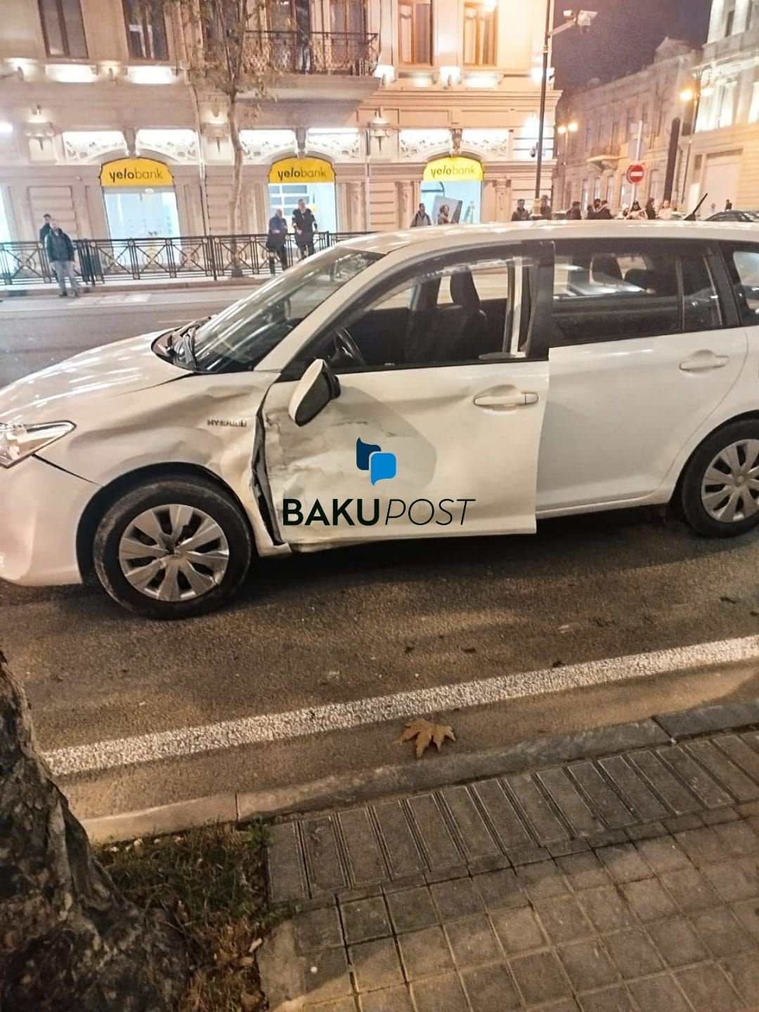  Bakıda dəhşətli qəza: İşıqfor yerindən qopdu - FOTO 