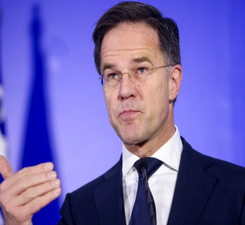 Rutte Zelenskini Trampla münasibətləri bərpa etməyə çağırdı 