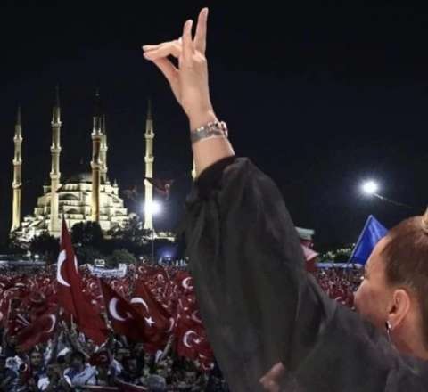 Azərinin “bozqurd” işarəsi ilin fotosu seçildi - FOTO 