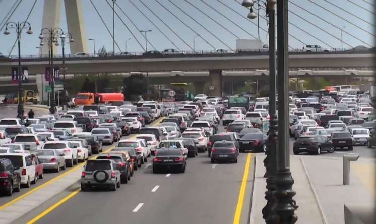 Bakıda etiraz: sürücülər yolu bağladılar 