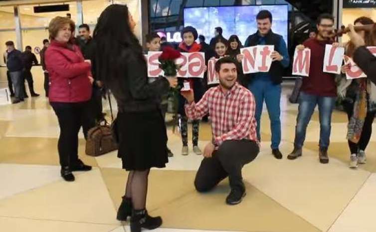 Bakı aeroportunda sürpriz evlilik təklifi -  Qız oğlanı şoka saldı/ VİDEO