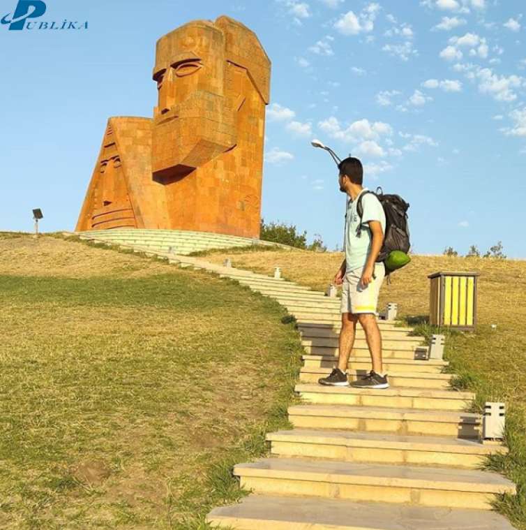 Türk bloger Xocalı soyqırımının törədildiyi yerdə -  FOTOLAR