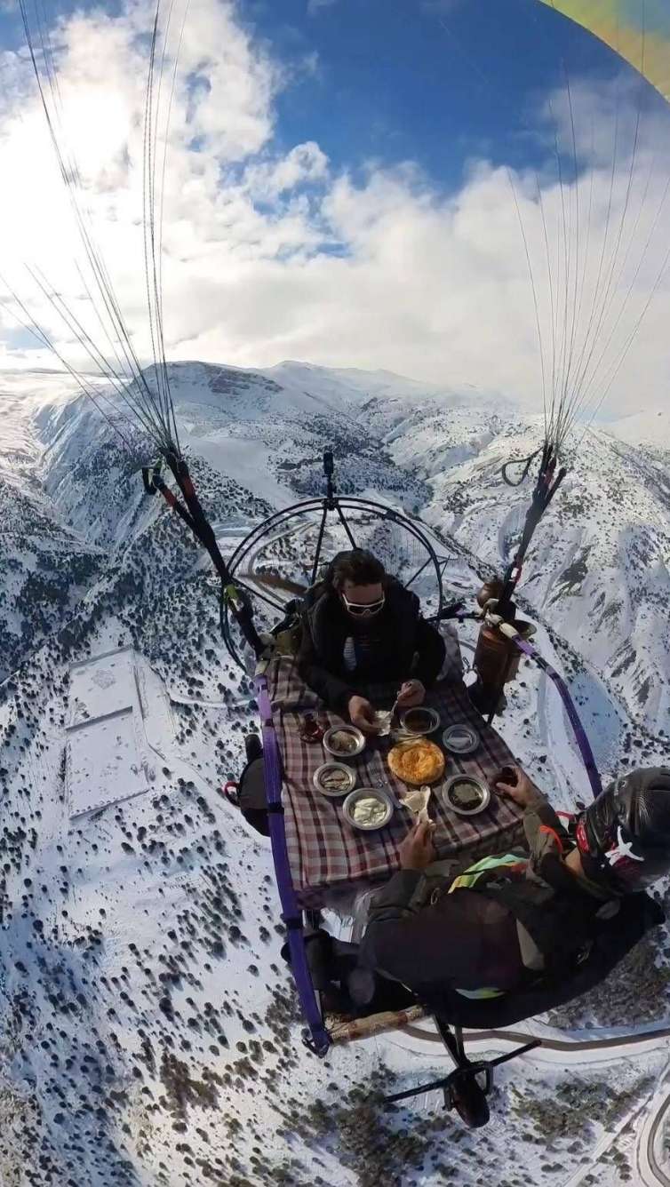 Türkiyəli paraşütçünün səmada səhər yeməyi gündəm oldu 