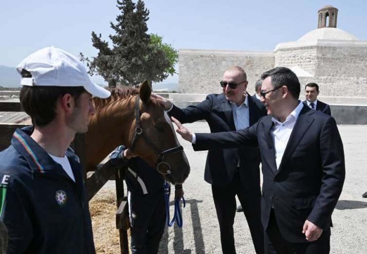 İlham Əliyev Sadır Japarova Qarabağ atı hədiyyə etdi -  FOTOLAR