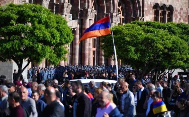 İrəvanda aksiyalar davam edir: Etirazçılar yolları bağladılar 