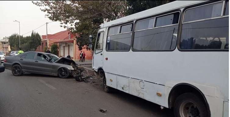 Gəncədə avtobus "Mercedesl"lə toqquşdu - Yaralılar var 