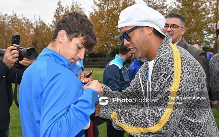 Ronaldinyo Bakıda yeniyetmə futbolçularla... - VİDEO 